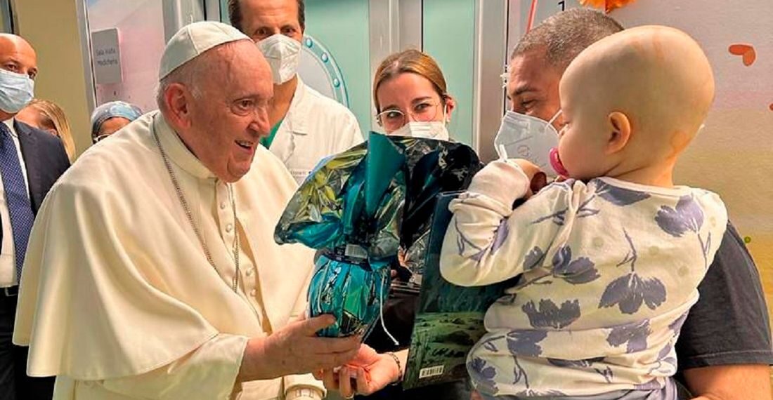 El papa Francisco lleva huevos de Pascua a los pacientes de la sala de oncología pediátrica, dentro del Hospital Universitario Agostino Gemelli, en Roma. Foto: AP