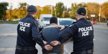 Durante el año fiscal 2022, agentes federales llevaron a cabo 2,378,944 arrestos en la frontera con México, frente a los 1,734,686 registrados en el 2021. Crédito: Difusión