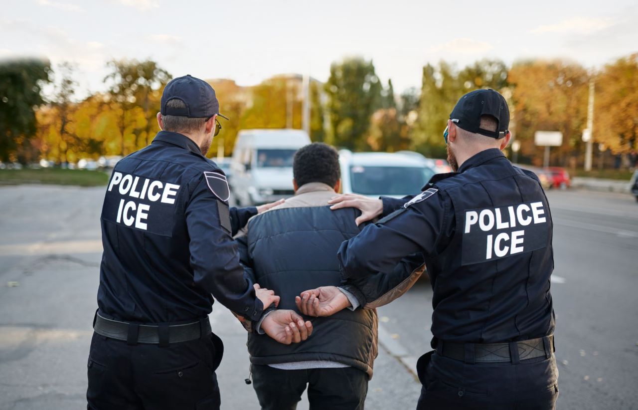 Durante el año fiscal 2022, agentes federales llevaron a cabo 2,378,944 arrestos en la frontera con México, frente a los 1,734,686 registrados en el 2021. Crédito: Difusión