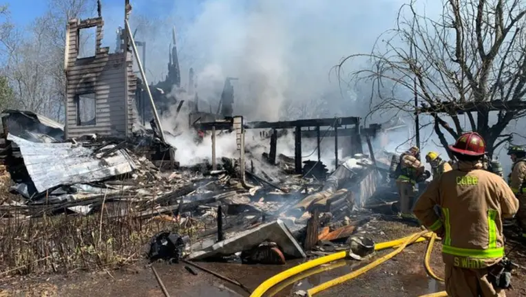 El equipo de bomberos dijo que el fuego fue contenido antes de que pudiera extenderse a las residencias vecinas. (Crédito: Servicios de Bomberos y Emergencias del Condado de Cobb / Twitter)