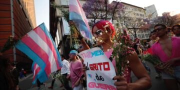 Miembros del colectivo LGBT marchan hoy en Ciudad de México, para clamar por sus derechos a la vivienda, a la salud o el empleo y además denunciaron la falta de atención del Gobierno. EFE/ Sáshenka Gutiérrez