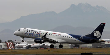 Fotografía de archivo fechada el 12 de enero de 2018 de un avión de Aeroméxico en el Aeropuerto Internacional de Ciudad de México (México). Imagen de archiv. EFE/José Méndez