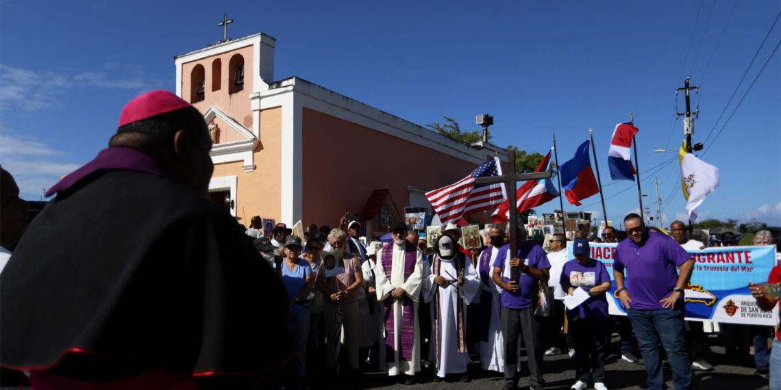 Cientos de personas participan de una procesión desde la Capilla Nuestra Señora del Carmen, para recordar a los migrantes que se ahogan en el mar al intentar cruzar de manera ilegal en Toa Baja (Puerto Rico). EFE/Thais Llorca
