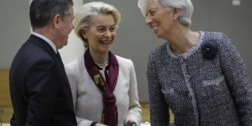 La presidenta de la Comisión Europea, Ursula von der Leyen (C), conversa con Christine Lagarde (d), presidenta del Banco Central Europeo (BCE), y el presidente del Eurogrupo, Paschal Donohoe (i), antes del segundo día de la Cumbre de la UE en Bruselas este viernes. EFE/EPA/OLIVIER HOSLET