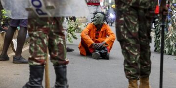Policías antidisturbios observan a ciudadanos kenianos durante un acto público en 2022 en Nairobi (Foto: EFE)