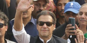 La policía llegó por la mañana a la residencia del ex primer ministro y actual líder opositor paquistaní, Imran Khan (Foto: EFE)