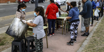 Fotografía de archivo de personas en situación de calle que reciben comida en Buenos Aires (Argentina). EFE/ Juan Ignacio Roncoroni