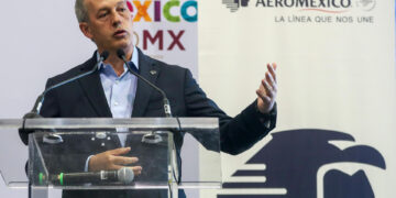 El director general de Aeroméxico, Andrés Conesa, habla durante su participación en el Tianguis Turístico México hoy en el Centro Banamex en Ciudad de México (México). EFE/Isaac Esquivel