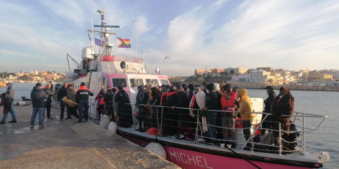 El barco de rescate Louise Michel de la ONG homónima, financiado por el artista callejero Banksy, amarrado este domingo en el puerto de Lampedusa. EFE/EPA/ELIO DESIDERIO