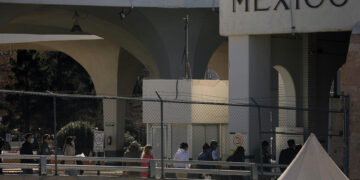 Personas entran a territorio mexicano, por el puente Internacional Reforma, de Ciudad Juárez, Chihuahua (México), en una fotografía de archivo. EFE/Luis Torres