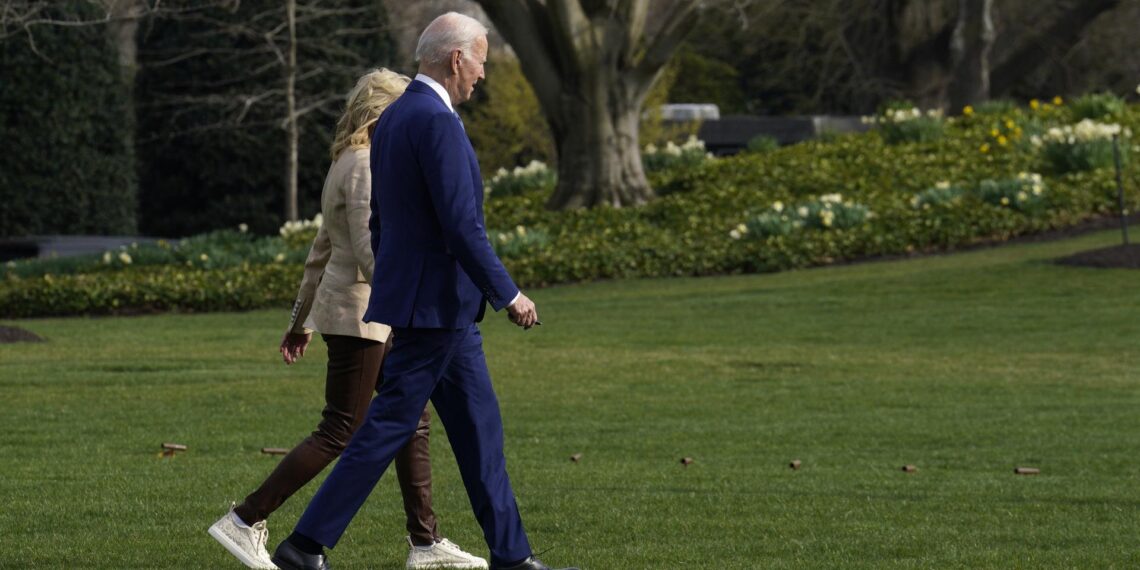 El presidente estadounidense Joe Biden (d) y la primera dama Jill Biden caminan por el Jardín Sur de la Casa Blanca antes de embarcar en el Marine One para partir hacia Ottawa, Canadá, en Washington, DC, UU. EFE/EPA/YURI GRIPAS/ABACA/Pool