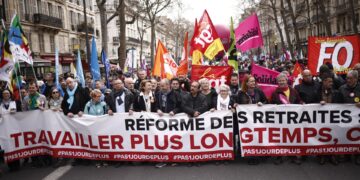 Los líderes sindicales franceses marchan detrás de una pancarta que dice 'Reforma de las pensiones. NO a trabajar más tiempo' durante una protesta contra la reforma gubernamental del sistema de pensiones en París este jueves. EFE/EPA/YOAN VALAT