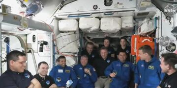 Captura de vídeo cedida por NASA TV donde aparecen los cuatro miembros de SpaceX Crew-6 junto con los siete miembros de la tripulación de la Expedición 68 a bordo de la estación espacial que expandió su población a 11 (Foto: EFE)
