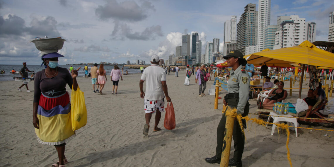 Fotografía de archivo de una policía que vigila una playa el 24 de septiembre de 2022 en Cartagena (Colombia). EFE/Ricardo Maldonado Rozo