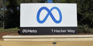 Fotografía de archivo en la que se registró el logo de Meta, el conglomerado tecnológico que agrupa a Facebook, Instagram y WhatsApp, en la entrada de su sede principal, en Menlo Park (California, EE.UU.) EFE/John G. Mabanglo