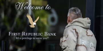 Fotografía tomada el pasado 17 de marzo en la que se registró a un hombre frente a la entrada de una de las sedes del banco estadounidense First Republic, en Los Ángeles (California, EE.UU.). EFE/Etienne Laurent