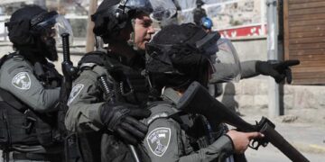 Agentes de la Policía Fronteriza israelí durante enfrentamientos con palestinos en el barrio de Silwan, de Jerusalén Este (Foto: EFE)