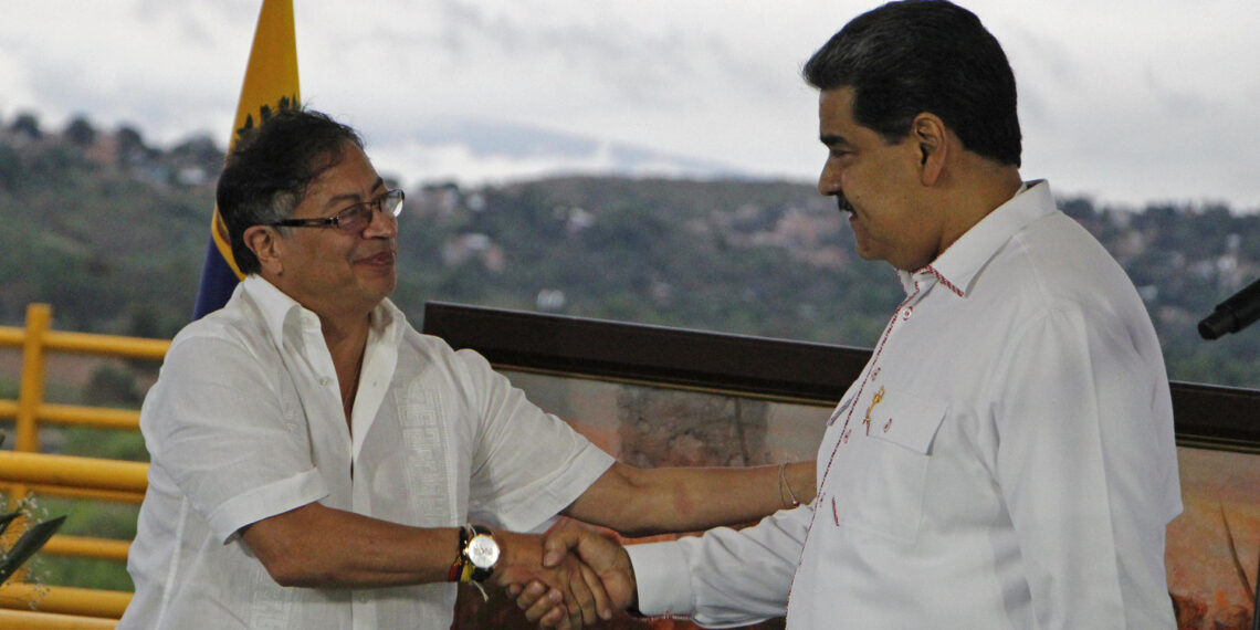 Foto de archivo del presidente de Colombia Gustavo Petro (i), junto a su homólogo venezolano Nicolás Maduro. EFE/Mario Caicedo
