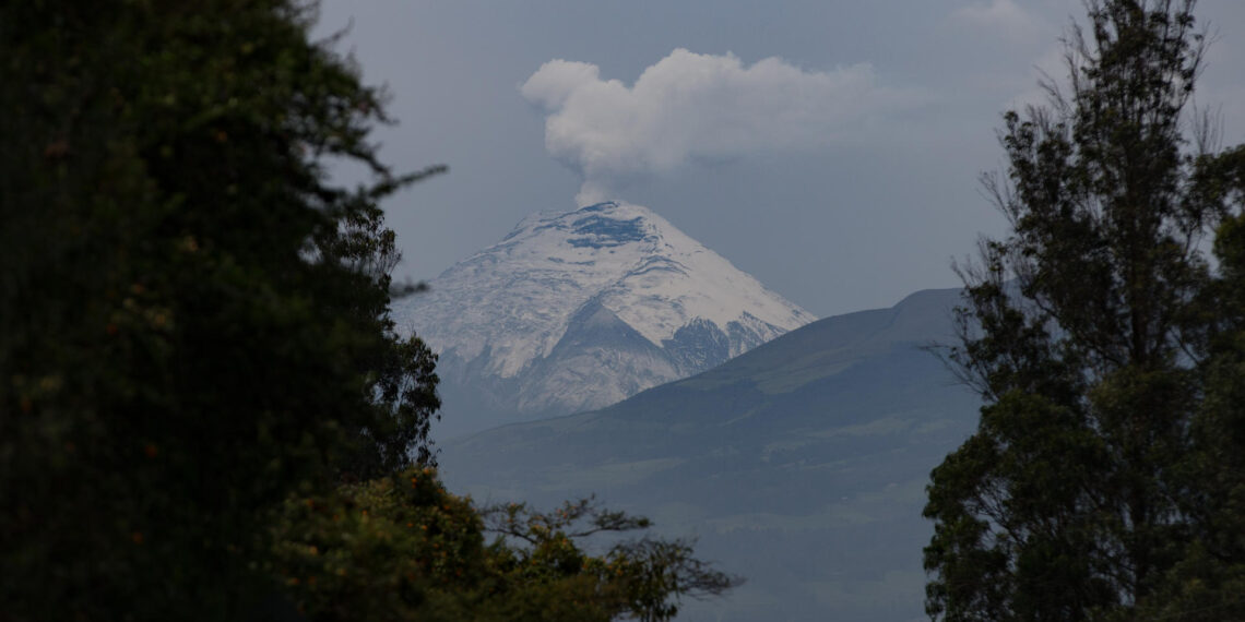 Fotografía del volcán Cotopaxi desde el Valle de los Chillos en Quito (Ecuador). imagen de archivo. EFE/José Jácome