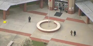 La institución Renaissance Middle School decidió cerrar temporalmente con sus alumnos dentro mientras la policía buscaba el arma (Foto: FOX 5 Atlanta)