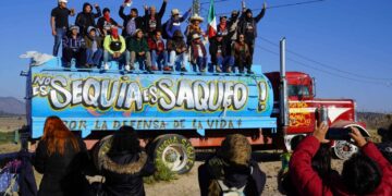 Cerca de un centenar de miembros de comunidades indígenas marcharon en la capital mexicana para protestar contra el despojo del agua a manos de empresas multinacionales e instituciones gubernamentales. (Foto: Desinformemonos)