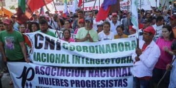 Decenas de campesinos protagonizaron este lunes un plantón en el centro de Asunción para denunciar el incumplimiento por parte del Gobierno de un acuerdo firmado en setiembre pasado (Foto: EFE)