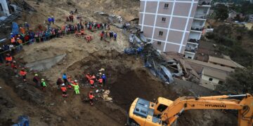obladores y rescatistas buscan a víctimas de un alud, el 28 de marzo de 2023, en Alausí (Ecuador). EFE/José Jácome