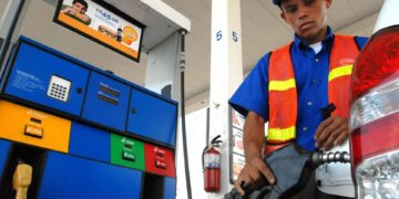 Fotografía de archivo en la que se registró a un operario de una gasolinera al suministrar combustibles a un vehículo, en Managua (Nicaragua). EFE/Mario López