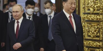 El presidente chino, Xi Jinping (D), y el presidente ruso, Vladimir Putin, ingresan a una sala para asistir a las conversaciones Rusia-China en Moscú este 21 de marzo. EFE/EPA/MIKHAIL TERESCHENKO / SPUTNIK / KREMLIN POOL