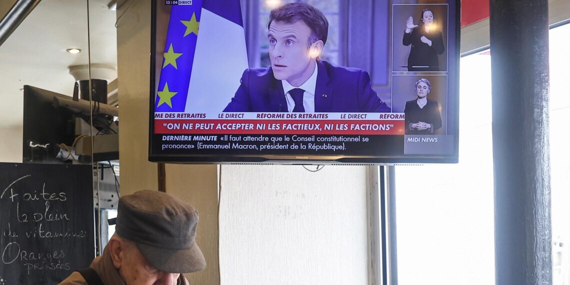 Imagen de la entrevista televisada al presidente francés, Emmanuel Macron, el 22 de marzo de 2023, en la que defendió su decisión de elevar la edad de jubilación de 62 a 64 años. EFE/EPA/Mohammed Badra