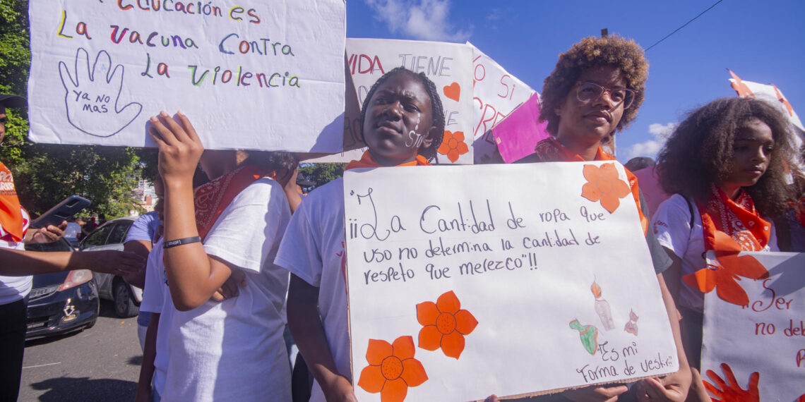 Fotografía de archivo de personas que participan en la Marcha de las Mariposas como rechazo a la violencia machista en Santo Domingo (República Dominicana). EFE/ Eddy Vittini