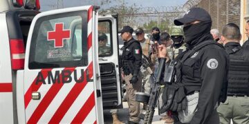 Autoridades mexicanas entregan a dos de los cuatro estadounidenses secuestrados el pasado viernes tras cruzar la frontera en la ciudad fronteriza de Matamoros (Foto: EFE)