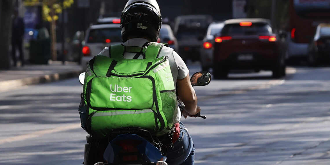 Un motorista repartidor de aplicación Uber Eats, en una fotografía de archivo. EFE/Elvis González