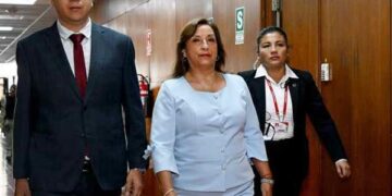 Fotografía difundida hoy por la Fiscalía de Perú que muestra a la presidenta Dina Boluarte en las instalaciones del Ministerio Público, en Lima (Foto: EFE)