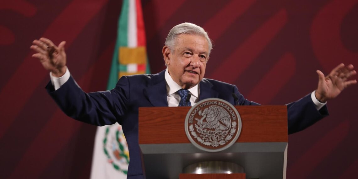El presidente de México, Andrés Manuel López Obrador, habla hoy durante una rueda de prensa en Palacio Nacional, en Ciudad de México (México). EFE/Sáshenka Gutiérrez