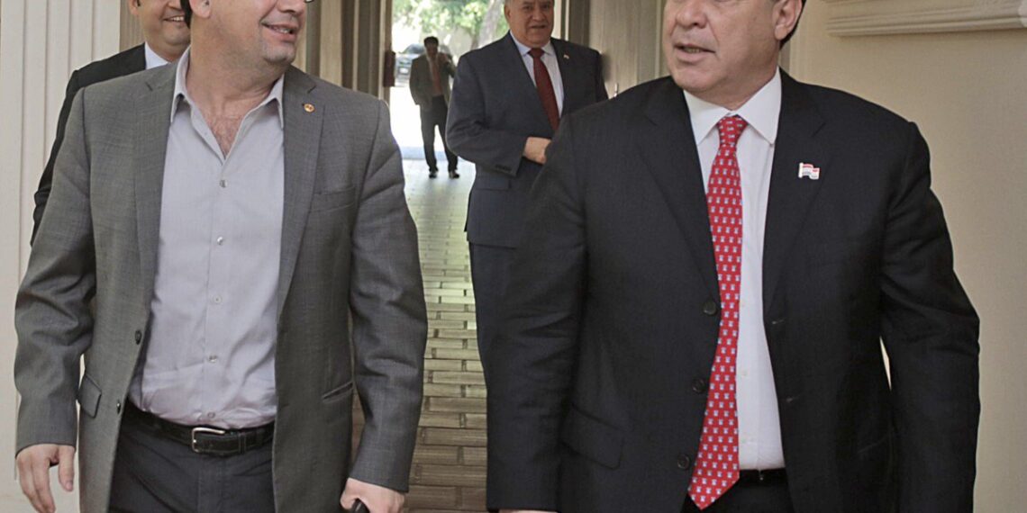 La Fiscalía General de Paraguay inició una investigación contra el expresidente Horacio Cartes y el actual vicepresidente, Hugo Velásquez (Foto: Política.com)