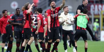 MILAN, ITALY - MAY 15: Olivier Giroud of AC Milan celebrate after winning the Serie A match between AC Milan and Atalanta BC at Stadio Giuseppe Meazza on May 15, 2022 in Milan, Italy. (Photo by Sportinfoto/vi/DeFodi Images via Getty Images)