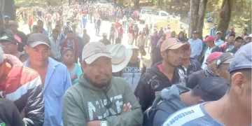 En la foto, pobladores de la sierra de Guerrero durante la toma de un cuartel del Ejército. Foto: Quadratín