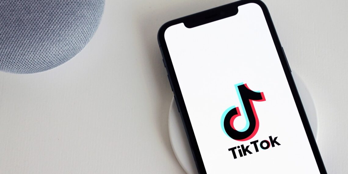Una celular con el logo del aplicativo TikTok. Foto: Banco de imágenes/Pixabay