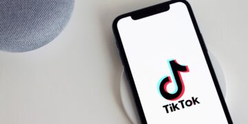 Una celular con el logo del aplicativo TikTok. Foto: Banco de imágenes/Pixabay