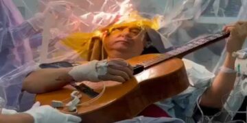 Durante cuatro horas tocó la guitarra mientras le retiraban un tumor. (Foto: Aristegui Noticias)