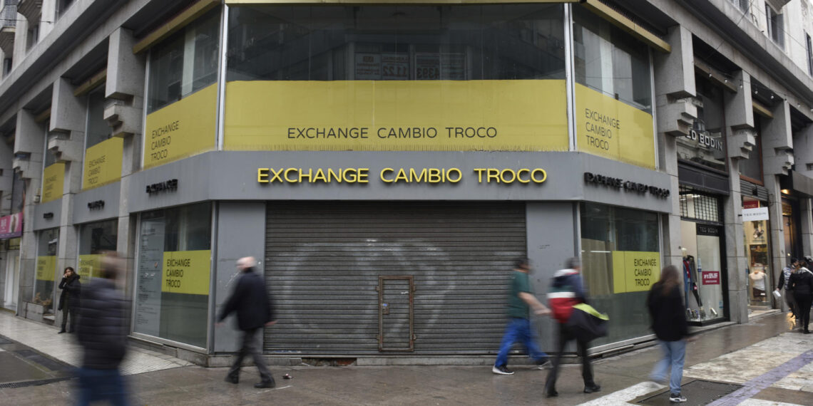 Fotografía de archivo de transeúntes que caminan afuera de una casa de cambio en Buenos Aires (Argentina). EFE/ Matías Martín Campaya