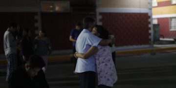 Personas desalojan sus viviendas al registrarse un sismo de 5.8, este 19 de abril de 2023, en la Ciudad de México (México). EFE/Sáshenka Gutiérrez
