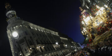 Nuestro Padre Jesús Nazareno Cristo de Medinaceli procesiona por las calles de Madrid en la noche del Viernes Santo. EFE/ Mariscal