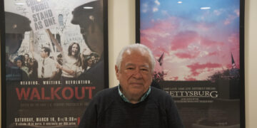 El productor Moctesuma Esparza posa durante una entrevista con EFE en las oficinas de la cadena Cines Maya, en Pasadena (Estados Unidos). EFE/ Guillermo Azábal