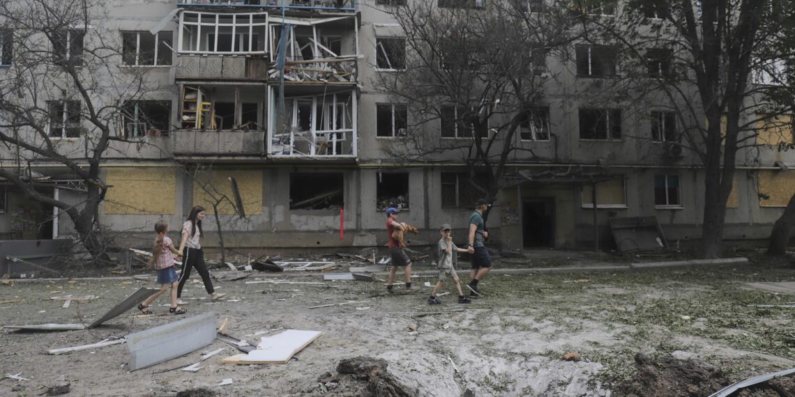 Bakhmut (Ukraine), 13/06/2022.- Locals walk past a residential building damaged in recent shelling in the city of Bakhmut, Donetsk region, eastern Ukraine, 13 June 2022, amid the Russian invasion. Russian troops on 24 February entered Ukrainian territory, starting a conflict that has provoked destruction and a humanitarian crisis. (Rusia, Ucrania) EFE/EPA/STRINGER