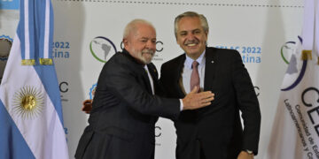 El presidente de Argentina, Alberto Fernandez (d), con el presidente de Brasil, Luiz Inácio Lula da Silva, en una fotografía de archivo. EFE/Matías Martín Campaya