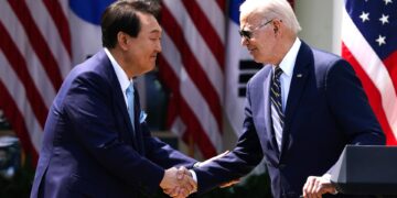 El presidente de los Estados Unidos, Joe Biden (d) se da la mano con el presidente de Corea del Sur, Yoon Suk Yeol (i) durante una conferencia de prensa conjunta en el Rose Garden de la Casa Blanca en Washington, DC, Estados Unidos.EFE/WILL OLIVER