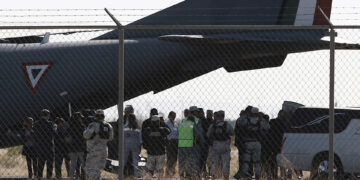 Autoridades mexicanas suben cuerpos de migrantes a un avión de la Fuerza Aérea Mexicana, hoy en Ciudad Juárez en Chihuahua (México). EFE/Luis Torres