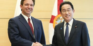 El gobernador de Florida, Ron DeSantis (I), y el primer ministro japonés, Fumio Kishida (D), en Tokio. EFE/EPA/KIMIMASA MAYAMA / POOL